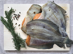 Царский полосатик с перцем: Камбала камчатская вяленая с икрой