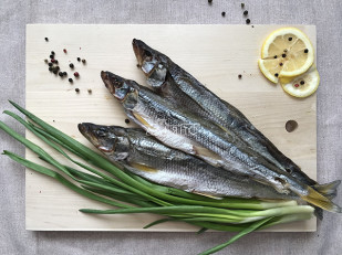 Царский полосатик с перцем: Корюшка вяленая с икрой