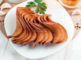 Сухарики с беконом: Ресторанные гренки с сметаной и зеленью